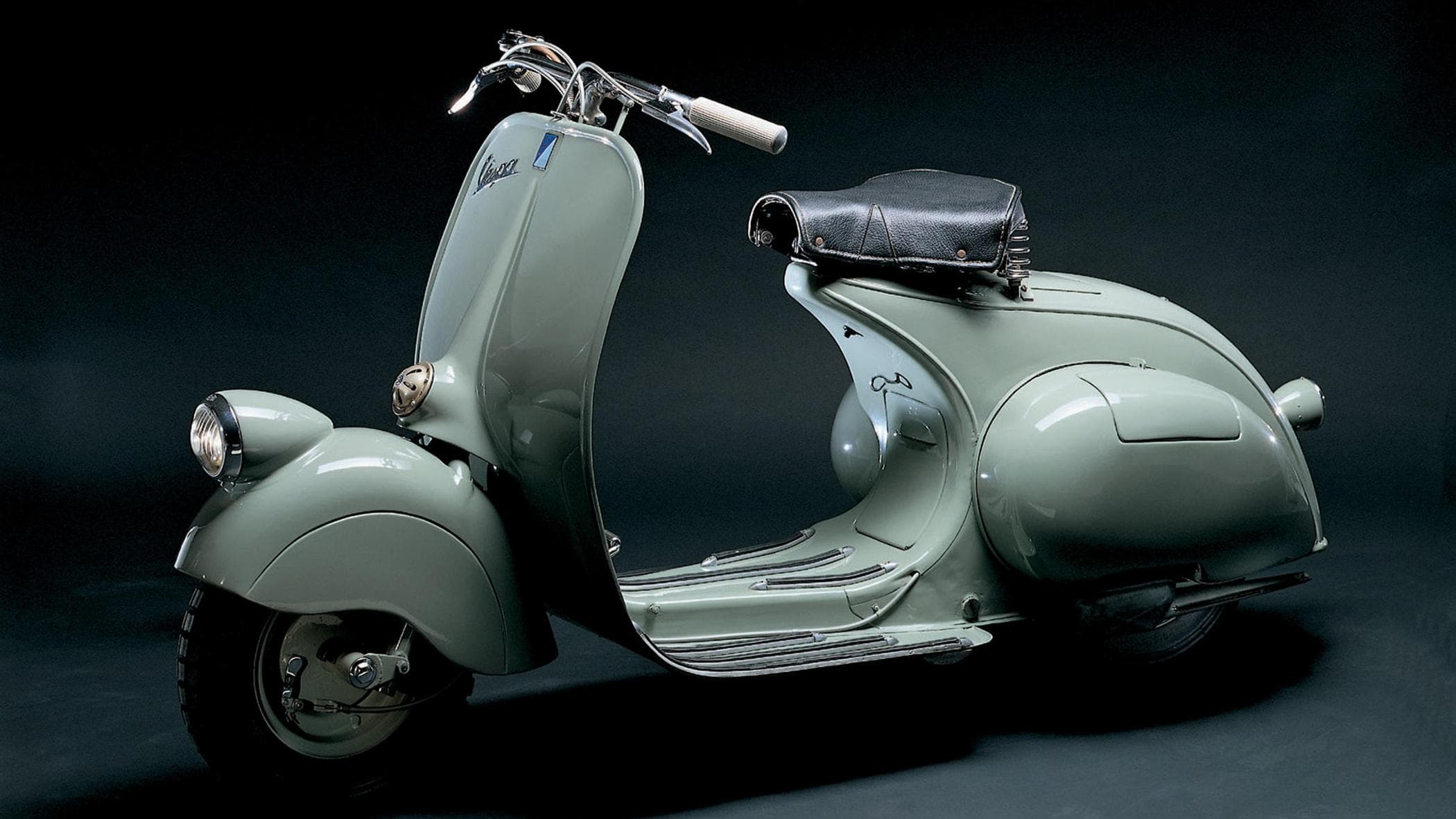 l-eterna-vespa-festeggia-i-suoi-primi-80-anni-da-rivoluzione-a-icona