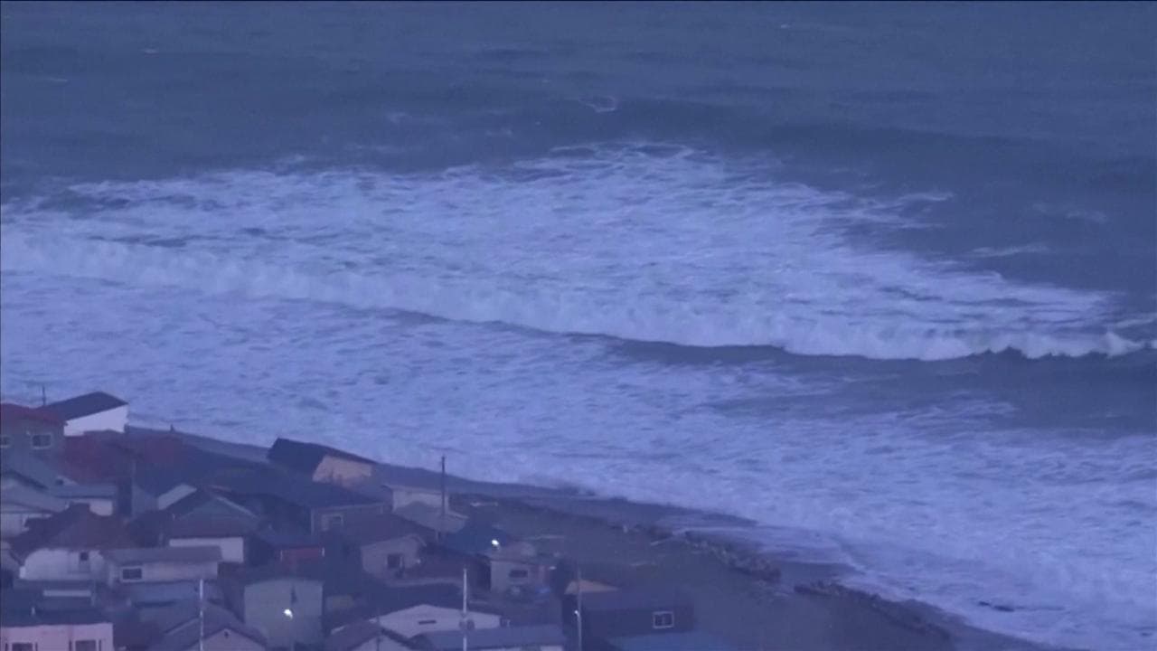 Hokkaido, il mare si gonfia: onde sempre più grandi riprese dall'alto dopo il terremoto