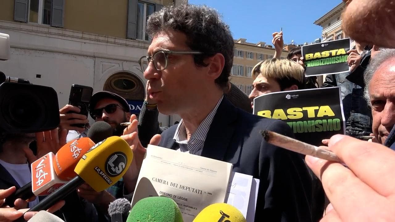 Cannabis, fumata di protesta davanti a Montecitorio: "Consumatori trattati come criminali"