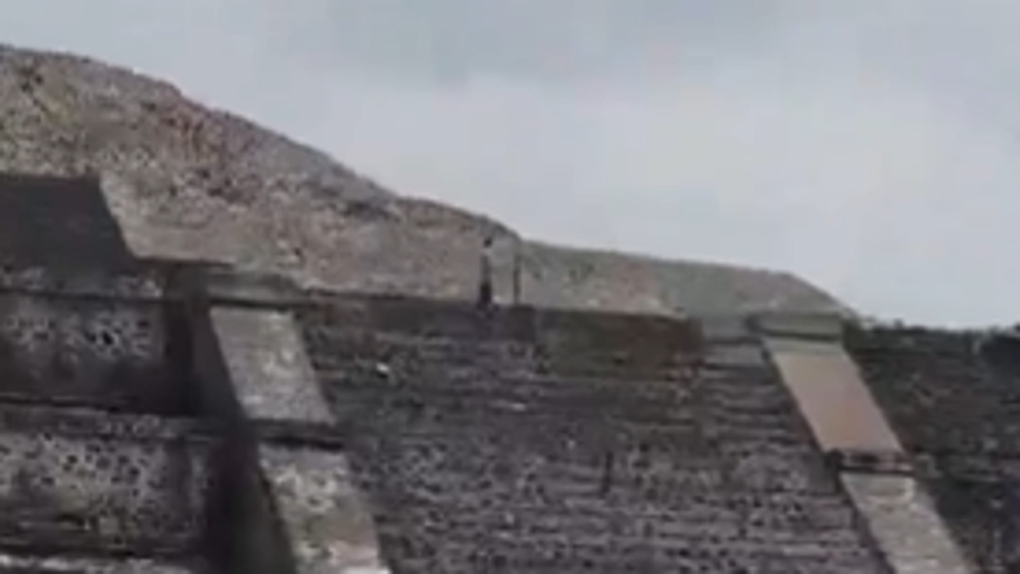 Messico, si arrampica su una piramide a Teotihuacán e spara: morta una turista canadese
