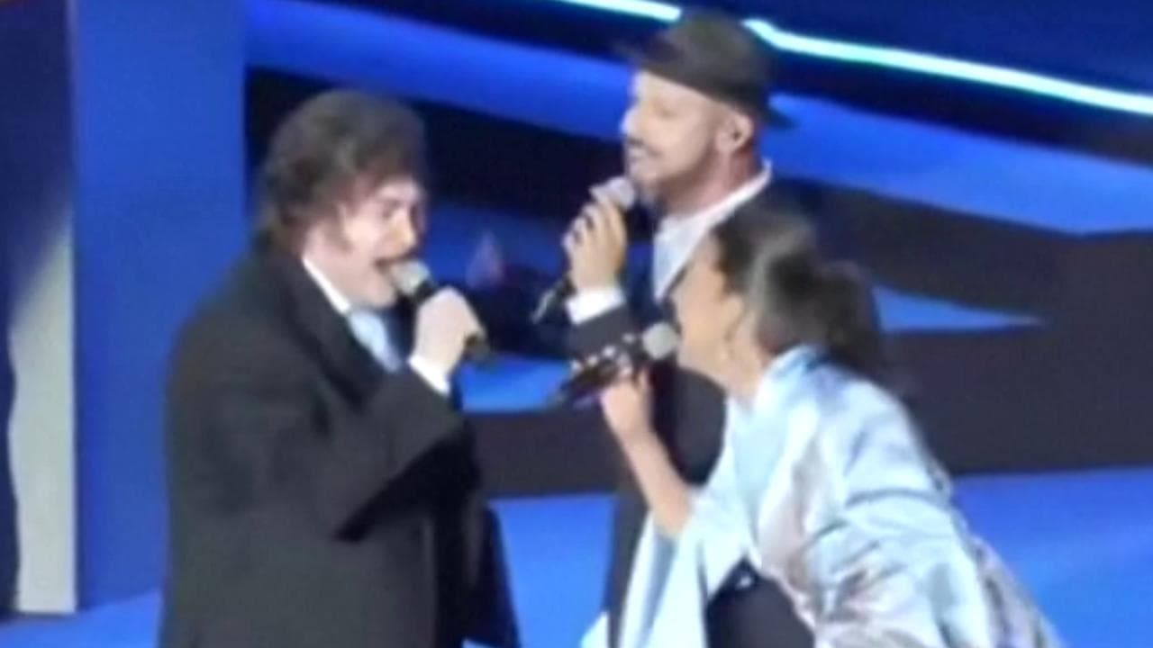 Milei scatenato a Gerusalemme: show a sorpresa, canta "Libre" e accende la torcia sul palco