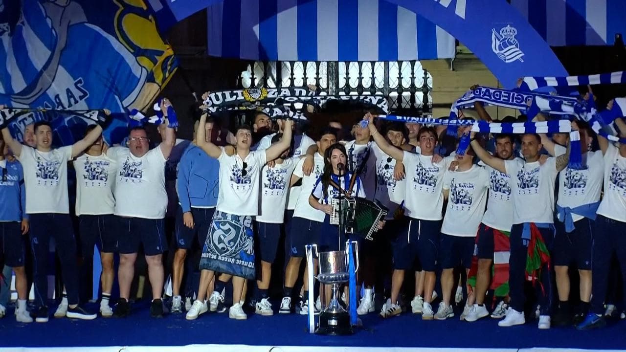 I calciatori della Real Sociedad festeggiano la Copa del Rey cantando canzone basca antifranchista