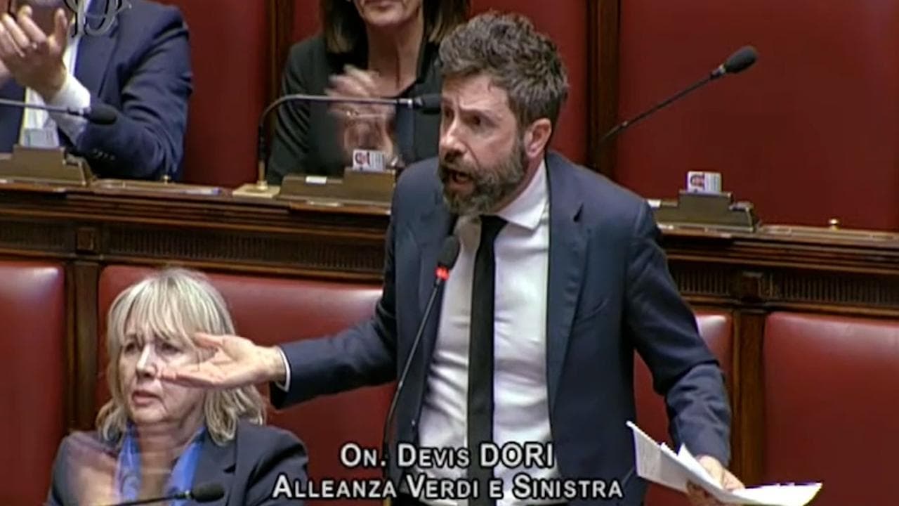 Dl Sicurezza, alla Camera la protesta di AVS: "Piantedosi ride in aula, non è possibile"