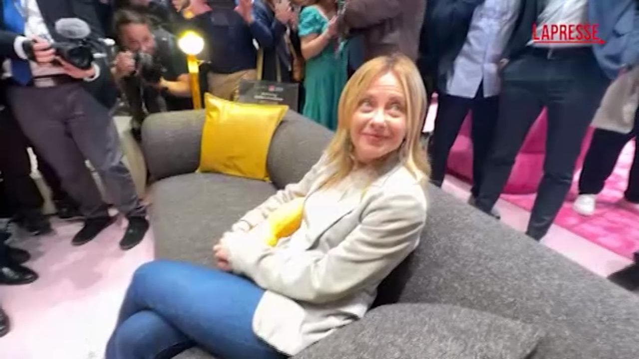 Milano, Meloni sul divano: "E' più comodo di quello della Casa Bianca ma pure di Palazzo Chigi"