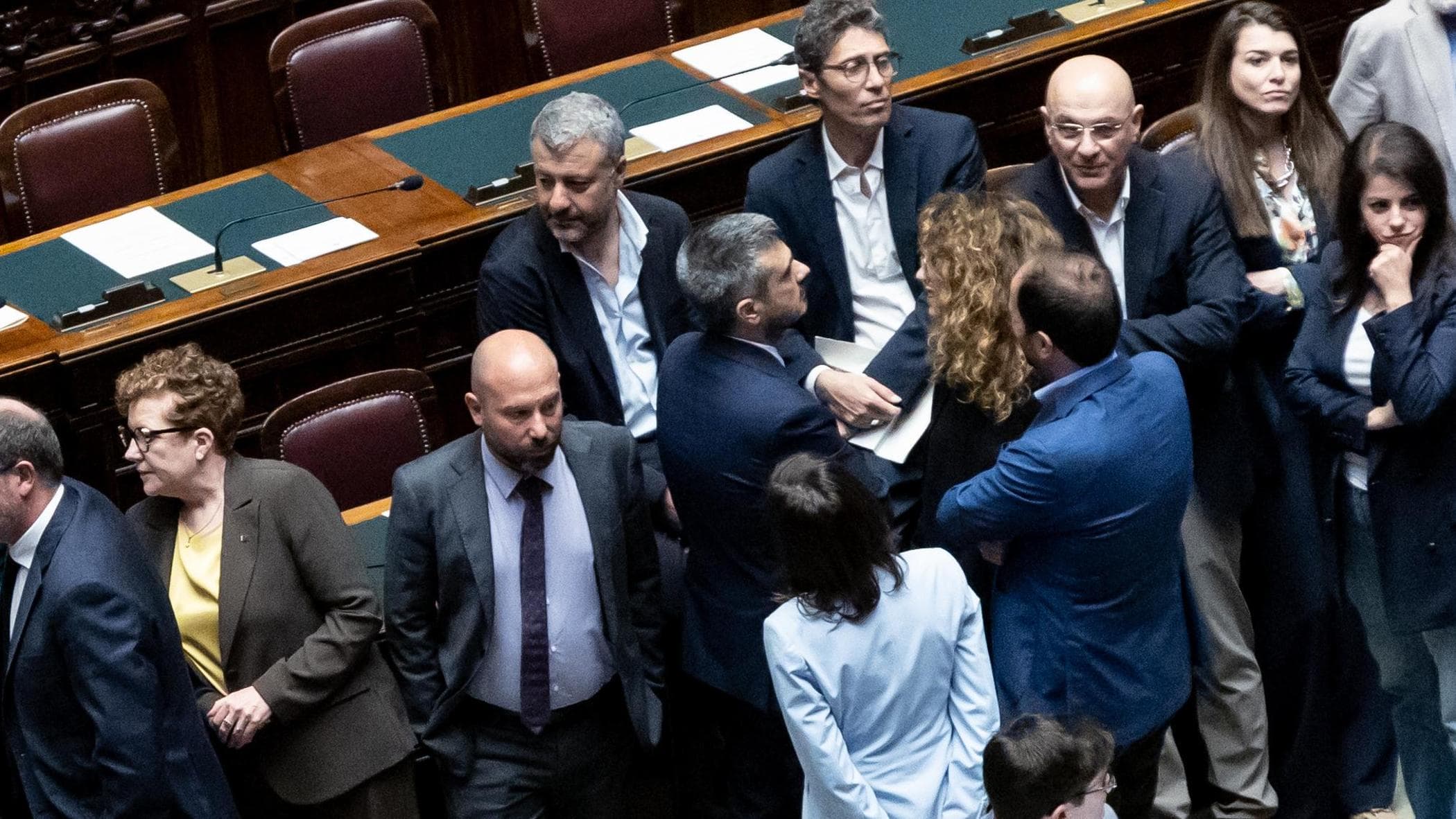 Dl sicurezza, l’opposizione occupa i banchi del governo. Espulso il dem Scotto