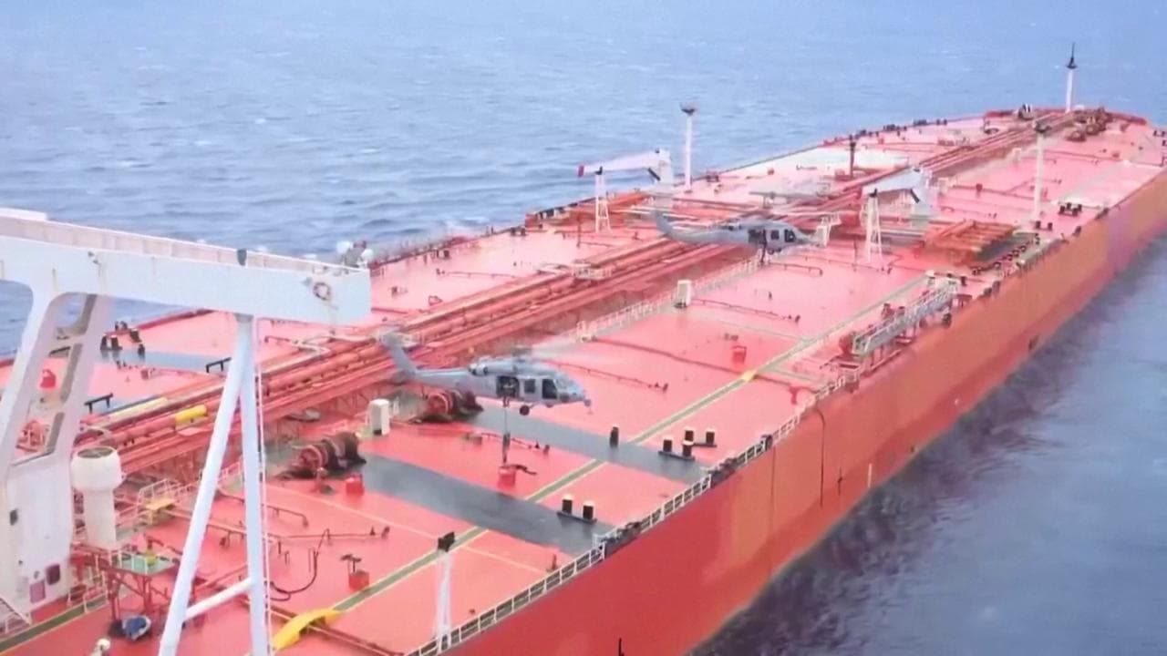 Iran, petroliera sospetta abbordata dalle forze Usa: i militari si calano dagli elicotteri