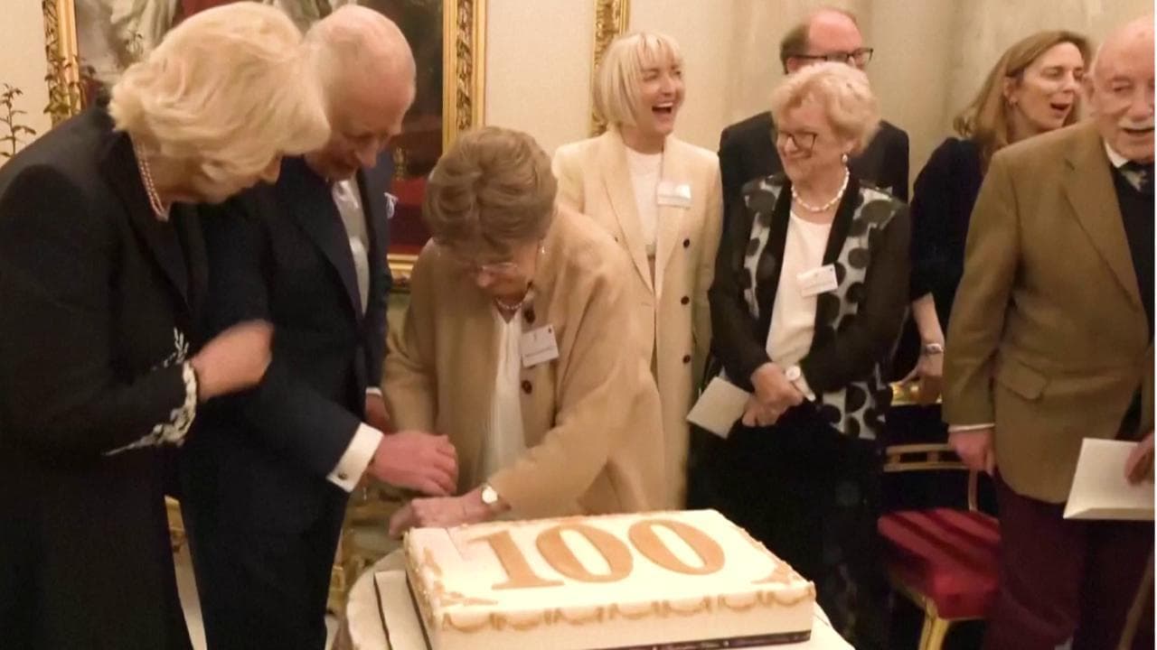 Elisabetta II, festa a Buckingham Palace: Carlo e Camilla tagliano la torta, oggi avrebbe compiuto 100 anni