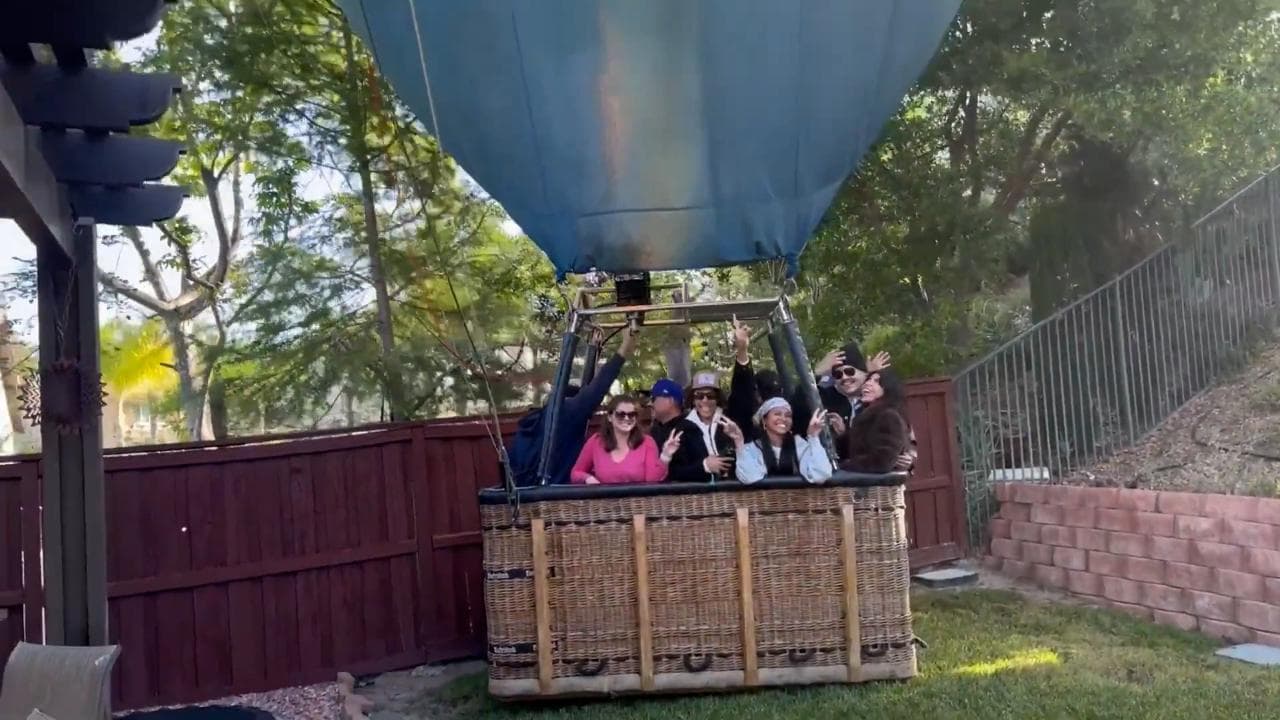 California, atterraggio di emergenza: la mongolfiera finisce nel giardino di una villetta
