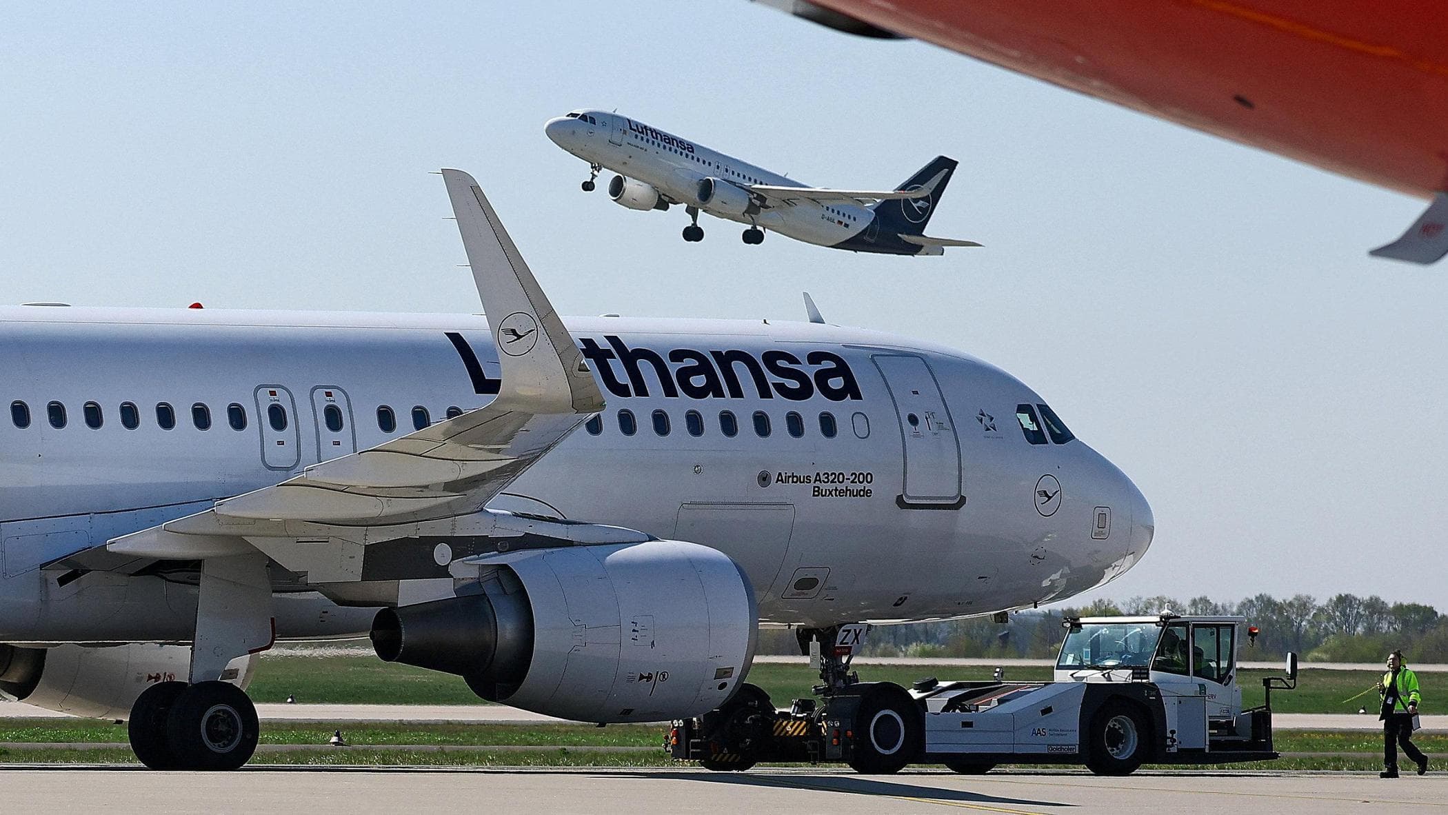 L’Ue: “Per i viaggi cancellati rimborsato solo il biglietto”. Lufthansa taglia 20mila voli