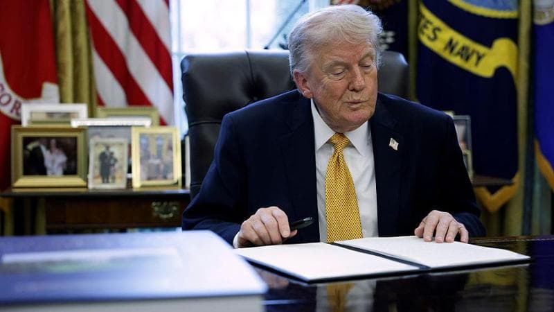 Anteprima: Trump alla maratona biblica: legge un brano su Salomone per tentare di ricucire con i cat…