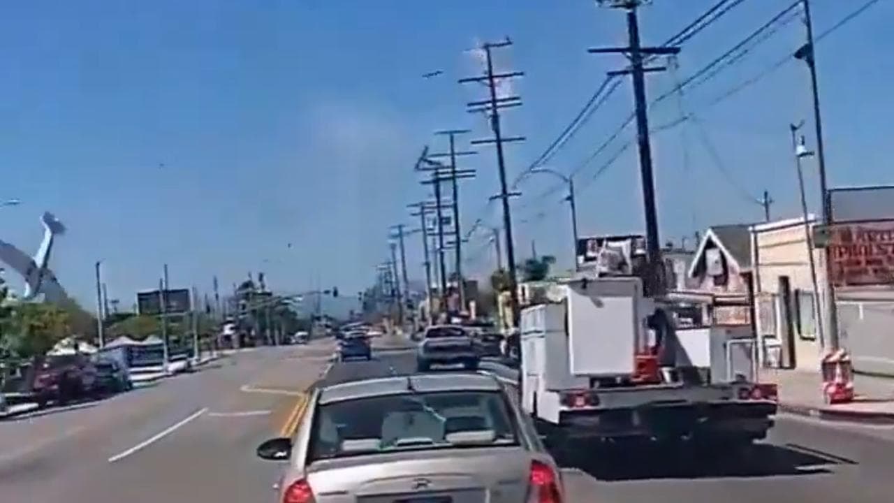 California, Cessna urta cavi dell'alta tensione e precipita: l'incidente ripreso da un automobilista