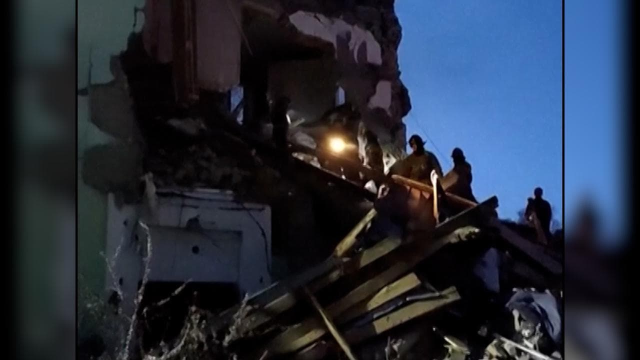Russia, attacco ucraino nella notte: distrutta una palazzina a Syzran