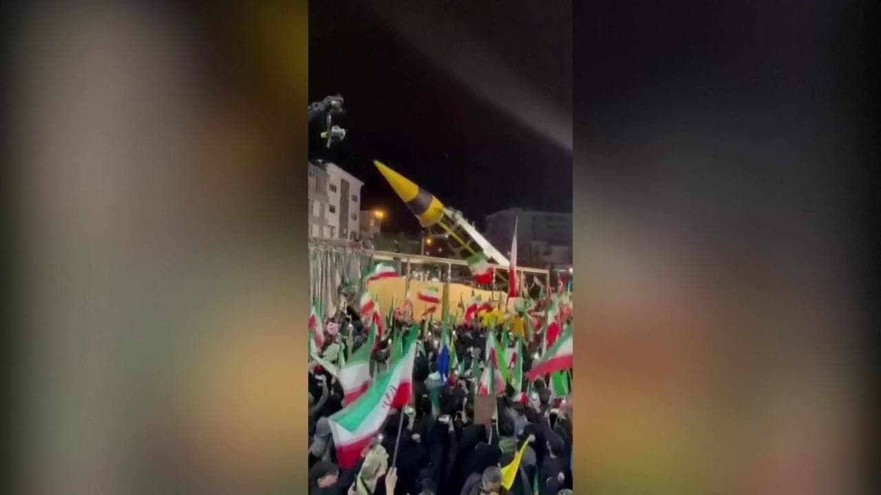 Teheran, l'Iran espone il missile Khorramshahr-4 tra la folla inneggiante che sventola bandiere