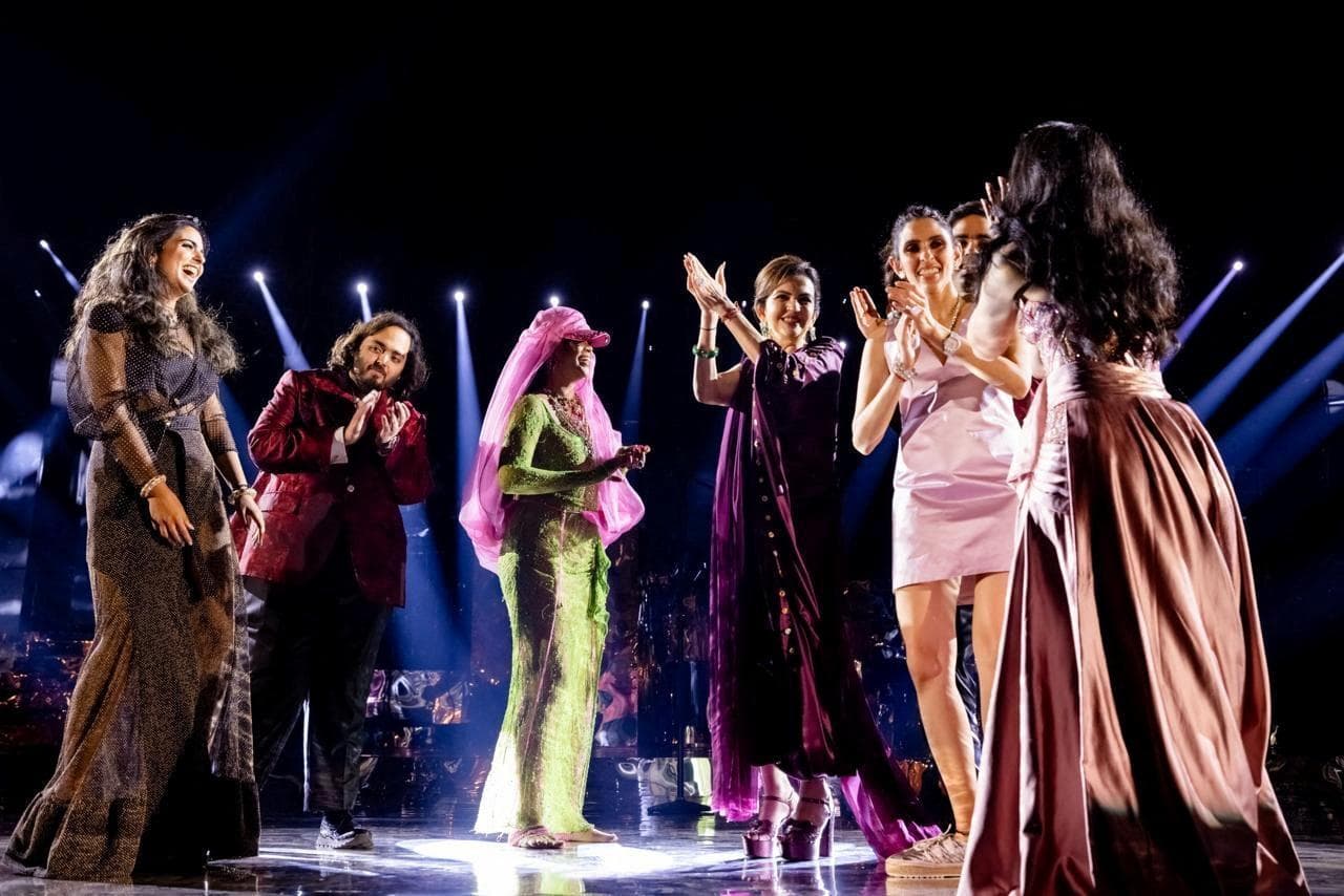 Rihanna, al centro con il velo rosa, al matrimonio degli Ambani