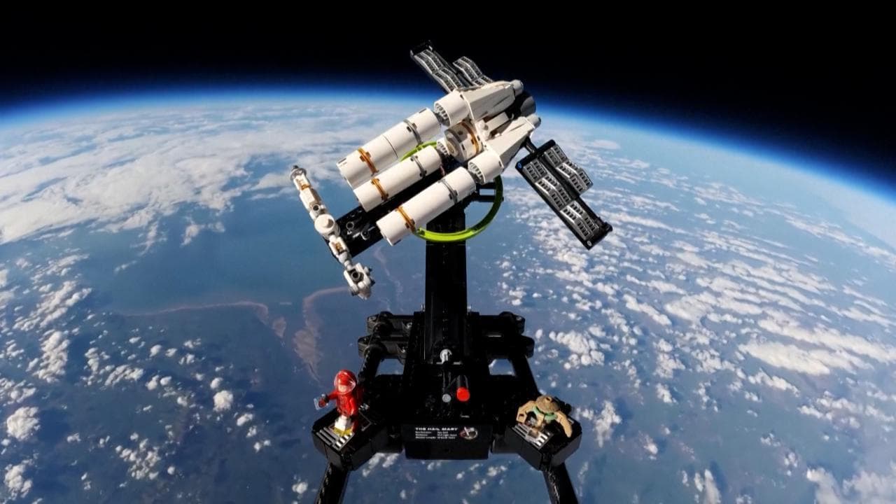 Un'astronave di Lego nella stratosfera: lo spettacolo del volo a 35 chilometri dalla Terra