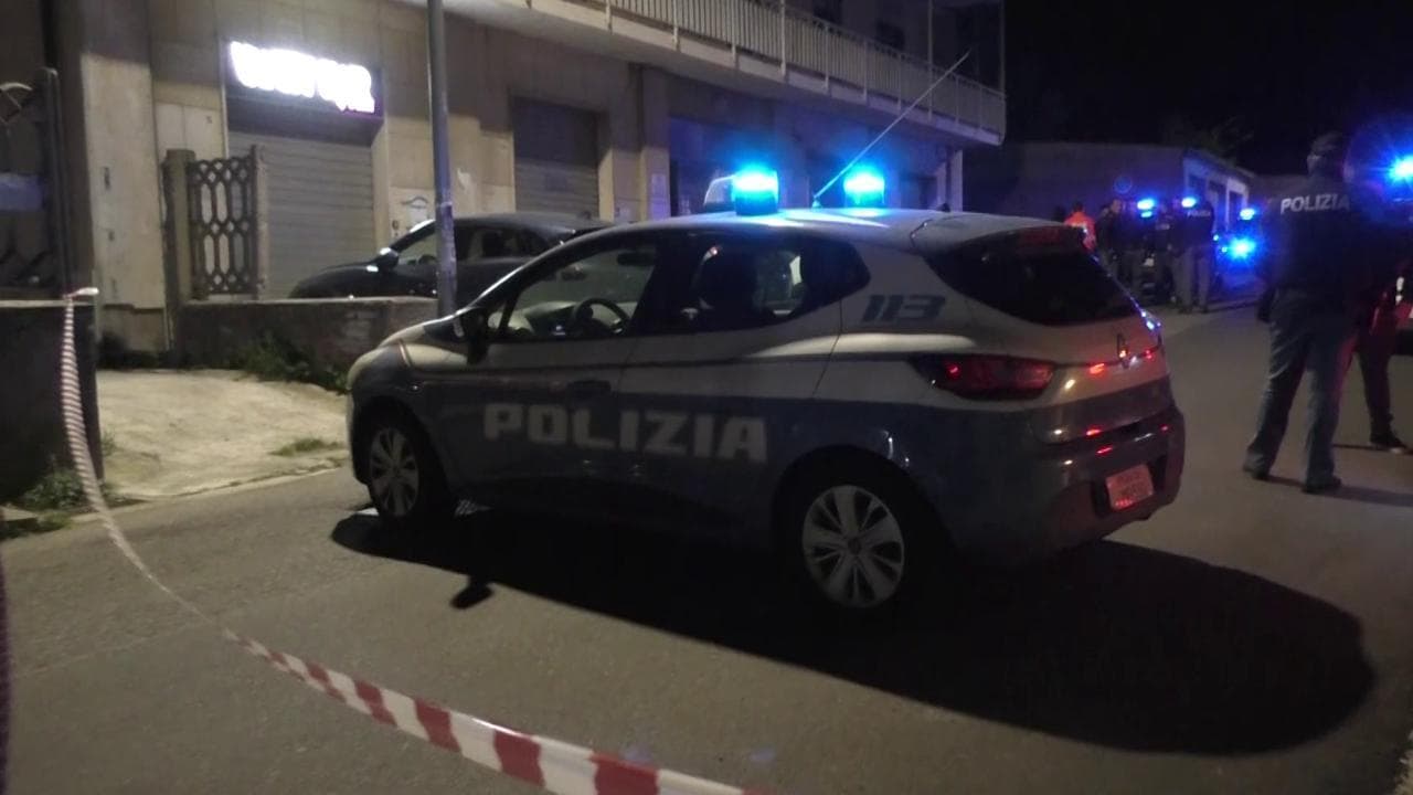 Catanzaro, donna si getta dalla finestra con 3 figli: polizia e soccorsi sul luogo dell tragedia