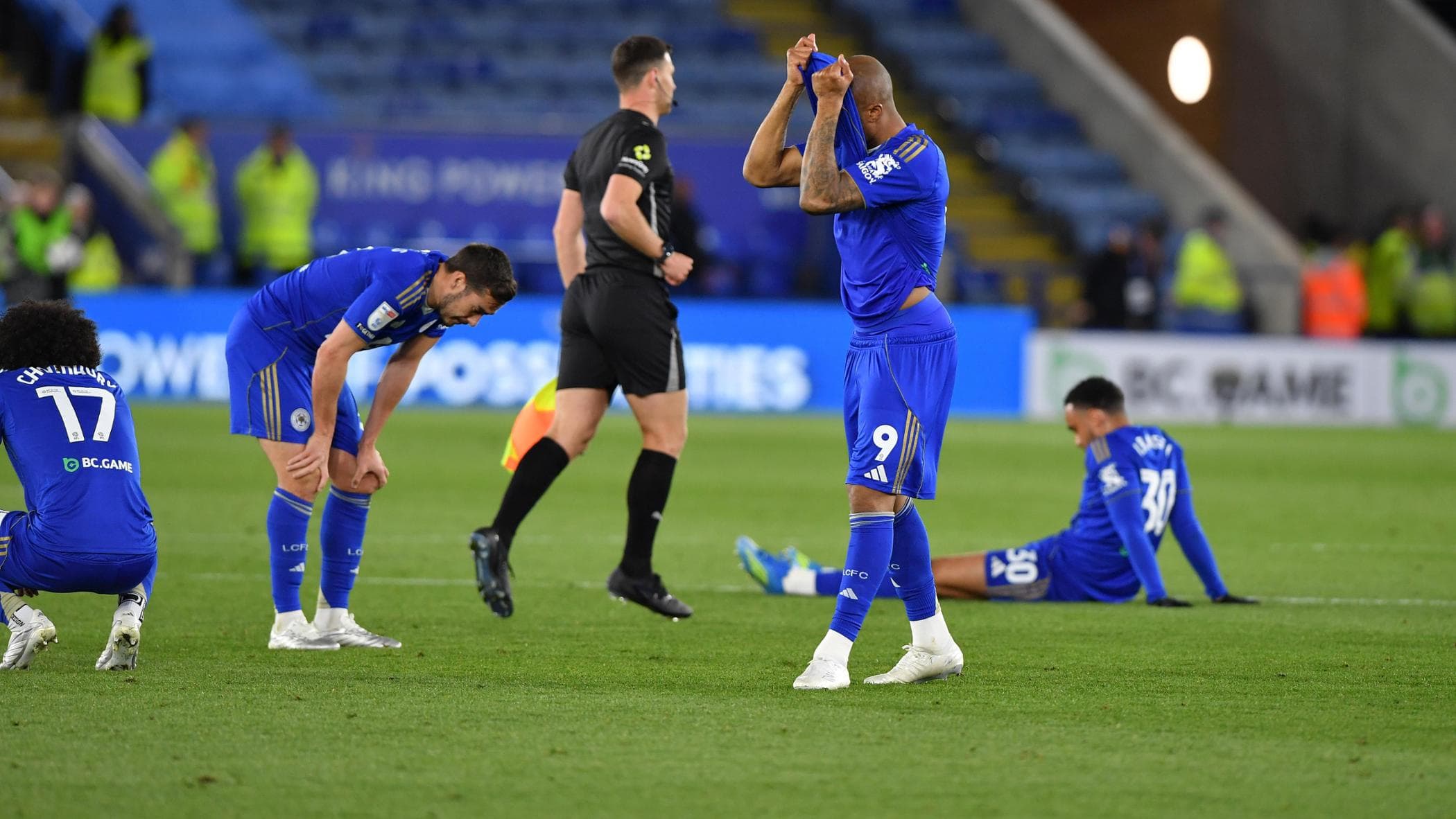 La triste parabola del Leicester: dieci anni fa vinceva la Premier, ora retrocede in terza serie