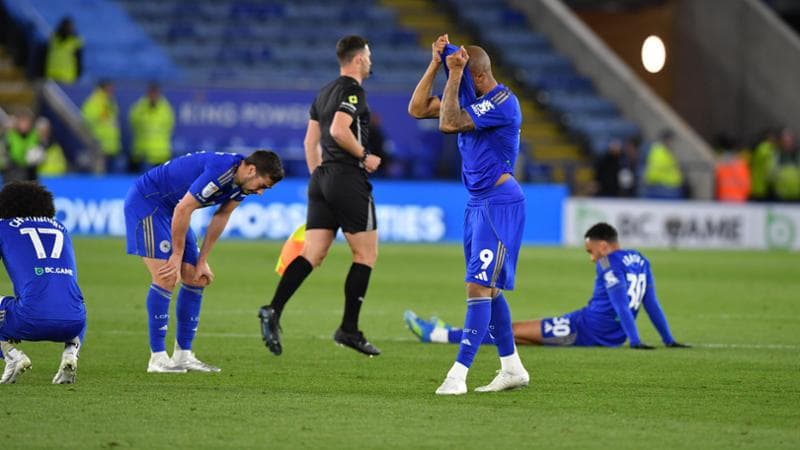 La triste parabola del Leicester: dieci anni fa vinceva la Premier, ora retrocede in terza serie