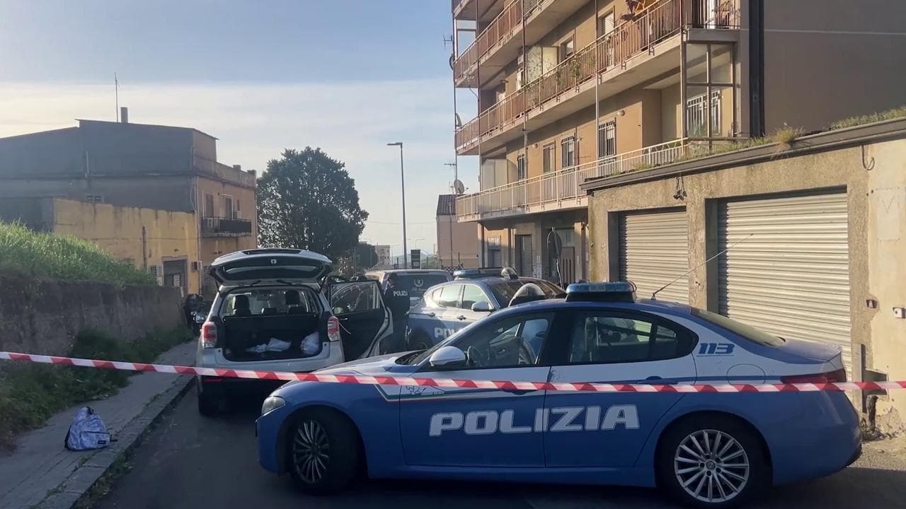 Catanzaro, il sopralluogo nella casa della donna che si è buttata dalla finestra con i tre figli