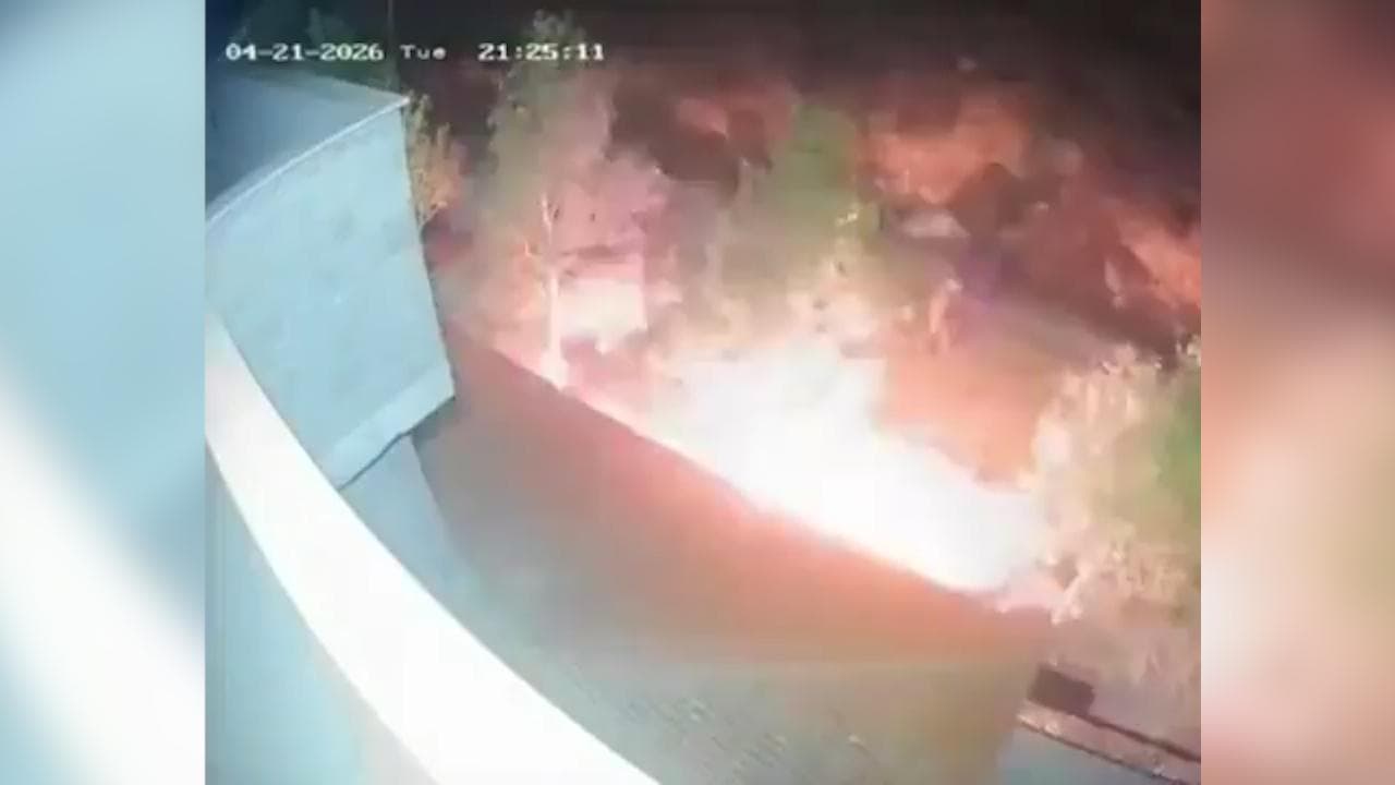 Cisgiordania, coloni israeliani incendiano una casa palestinese: il video del raid notturno