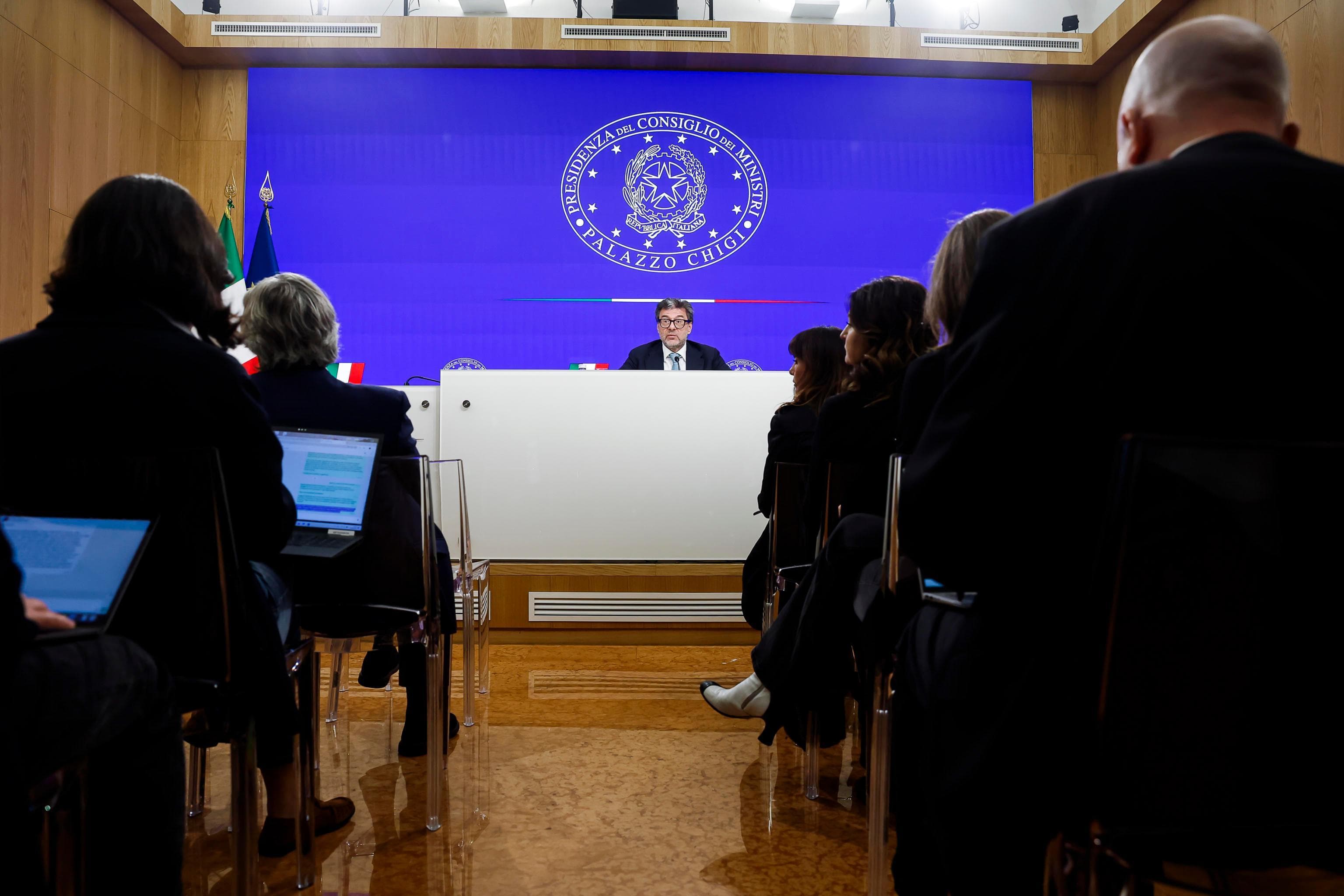 Giorgetti: “Crescita si riduce. Sui conti se necessario ci muoveremo da soli”