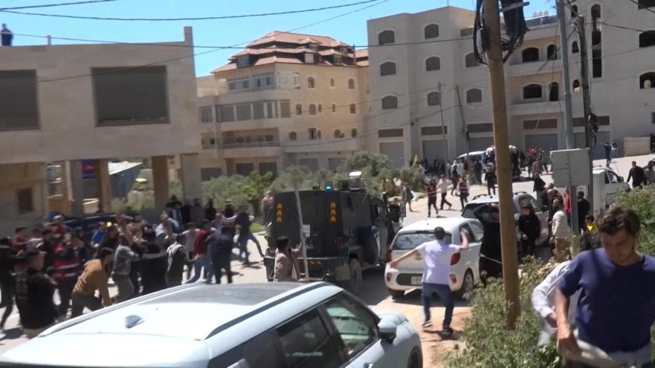 West Bank, veicolo Idf passa durante il funerale del 14enne palestinese ucciso in attacco dei coloni