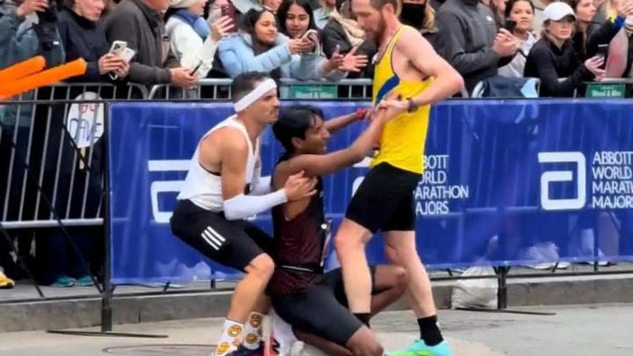 Maratona di Boston, cade prima dell’arrivo: due corridori si fermano e lo portano al traguardo