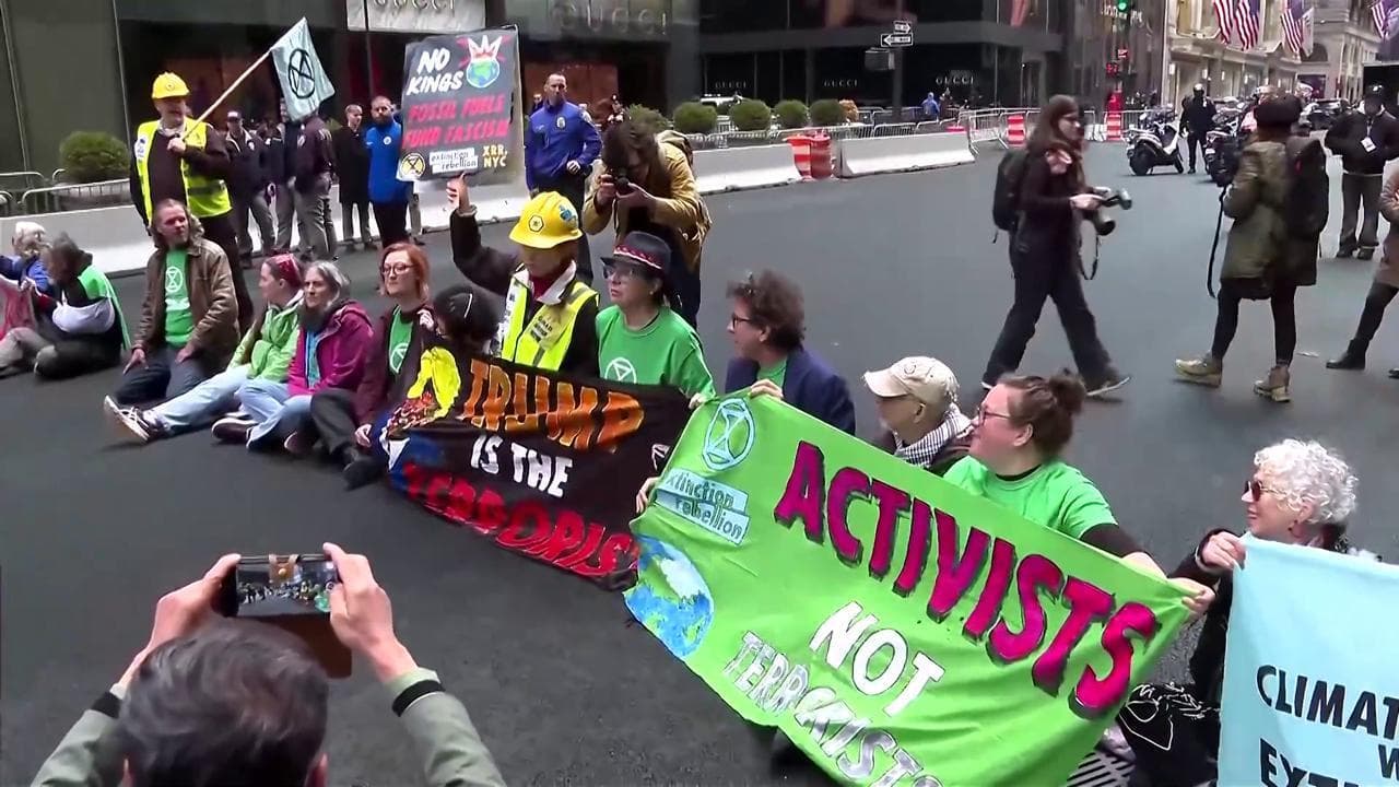 Protestano sotto la Trump Tower di New York nella Giornata mondiale della Terra: arrestati