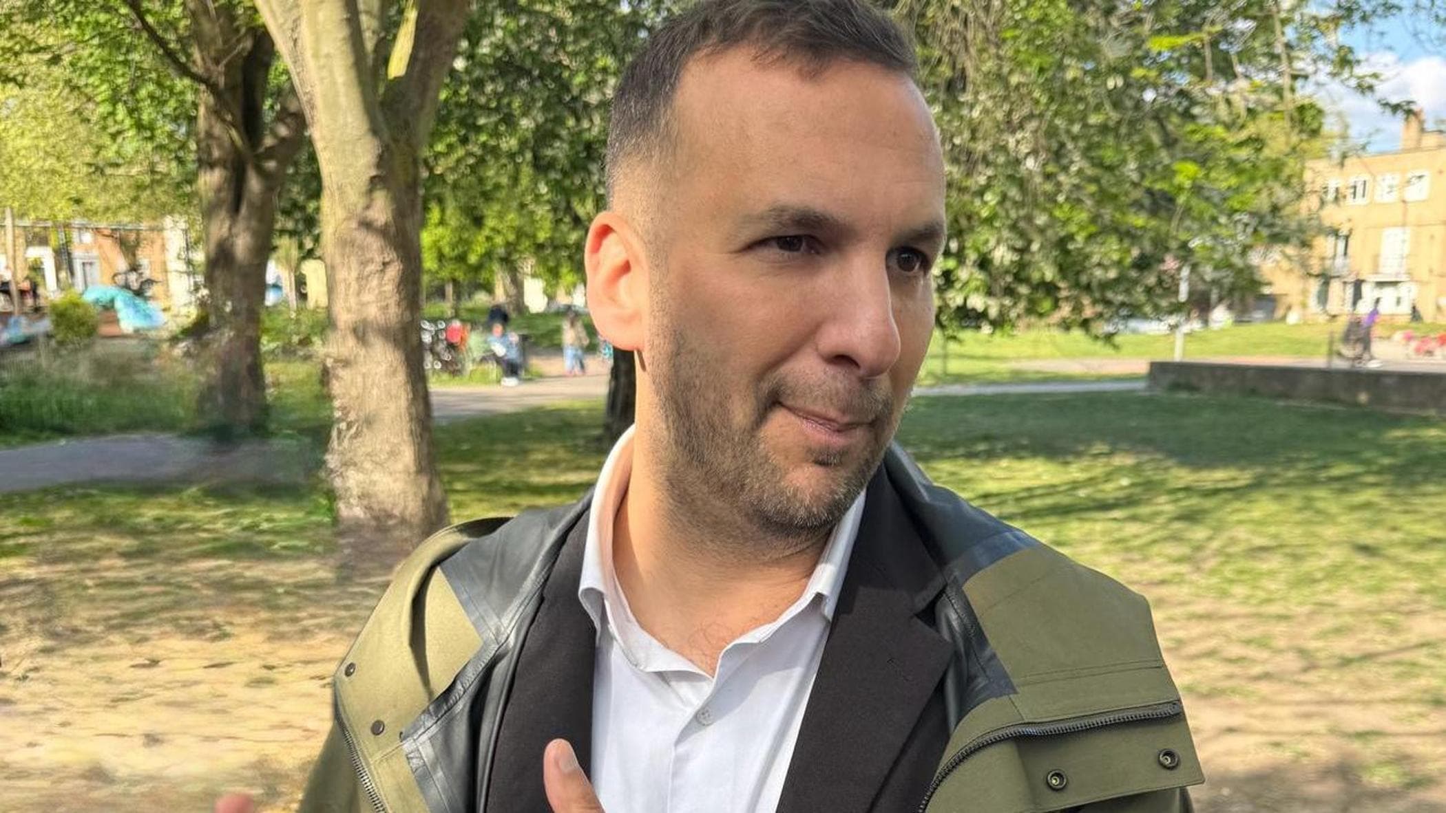 Zack Polanski, la nuova star della sinistra: “Nato, tasse ai ricchi e Brexit: così cambieremo tutto”