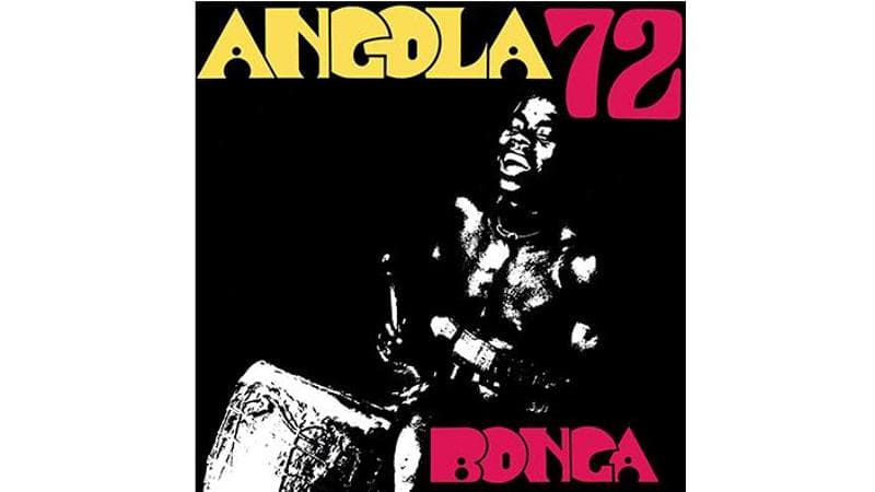 L’album Angola 72 (contenente Mona Ki Ngi Xica) fu pubblicato da Bonga nel 1972: tre anni dopo l’Angola raggiunse l’indipendenza