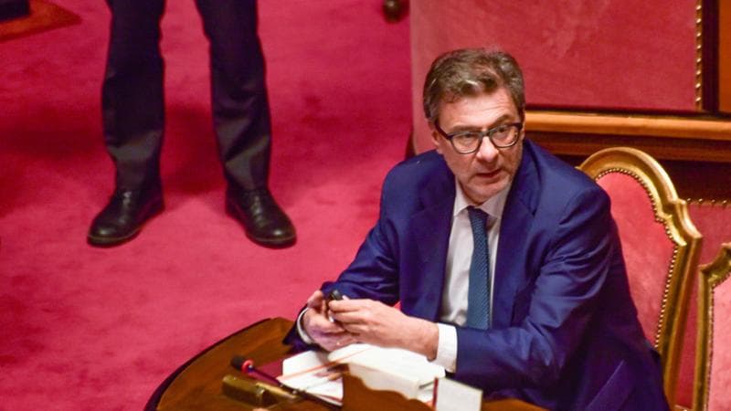 Le previsioni di Giorgetti nel Dfp: “Fuori da infrazione nel 2027. Ma c’è rischio stagflazione”