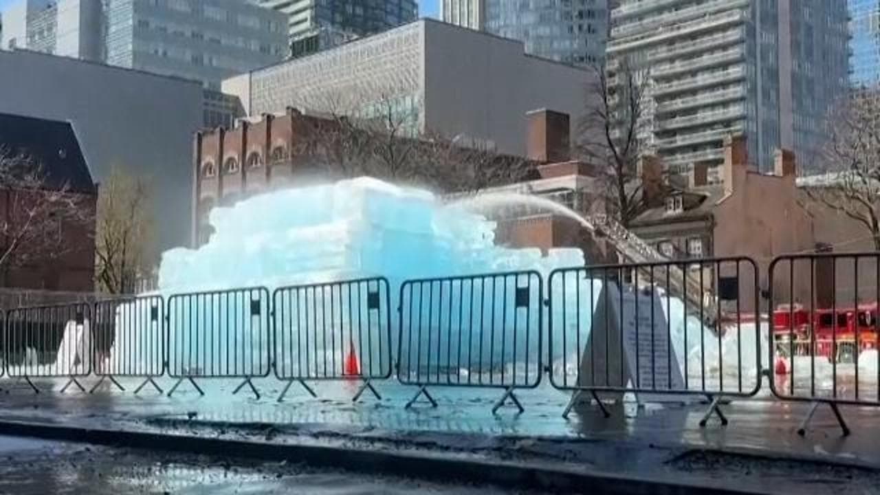 Drake, scultura di ghiaccio in centro a Toronto per lanciare il nuovo disco: i pompieri la sciolgono