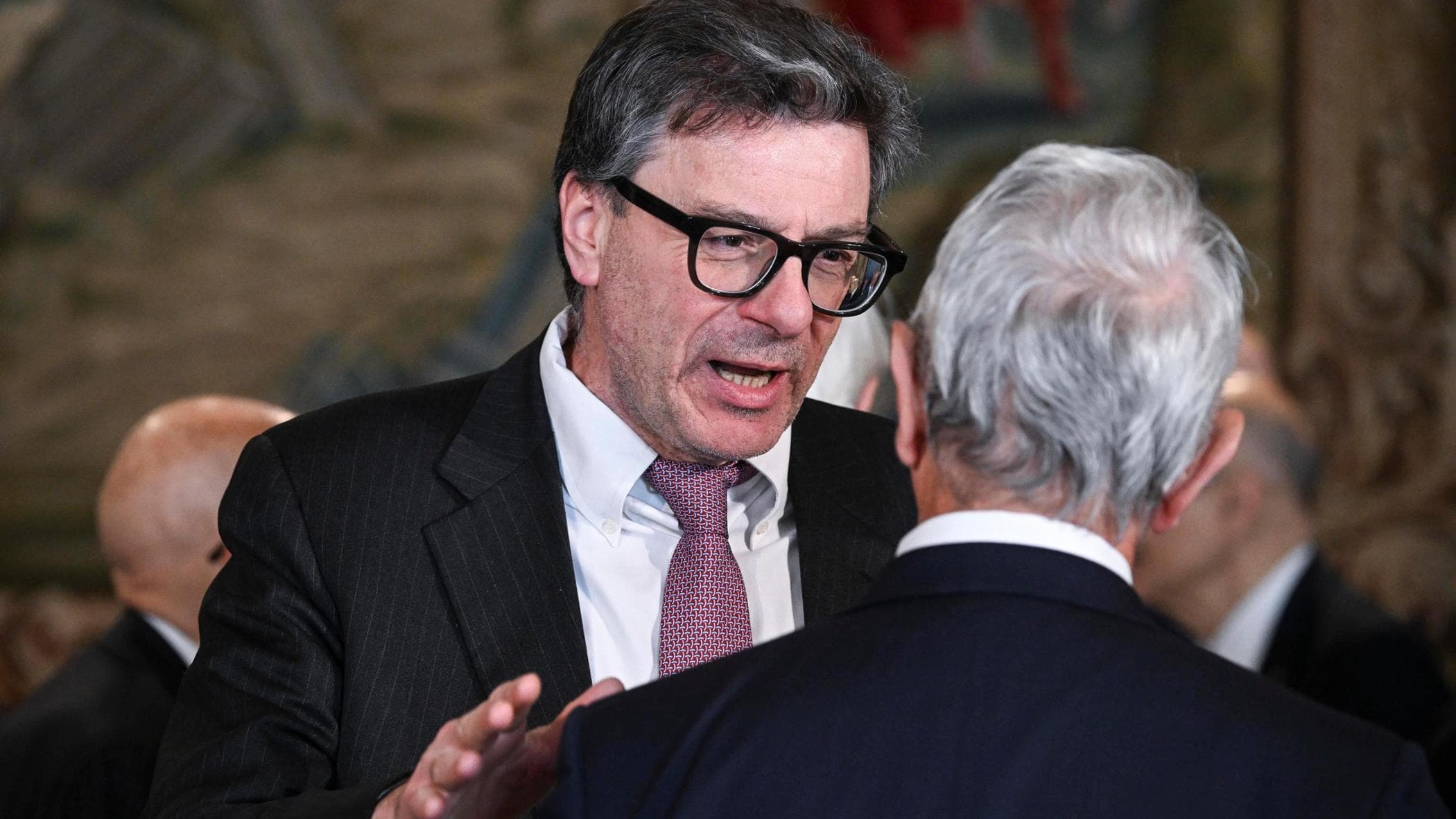 Le previsioni di Giorgetti nel Dfp: “Fuori da infrazione nel 2027. Ma c’è rischio stagflazione”