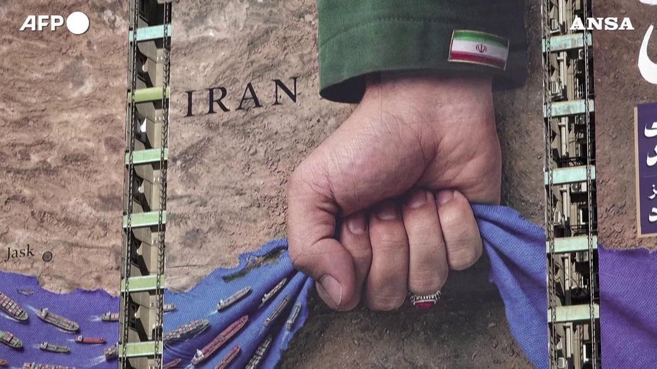 Una mano enorme stringe lo Stretto: a Teheran mega manifesto celebra controllo dell'Iran su Hormuz