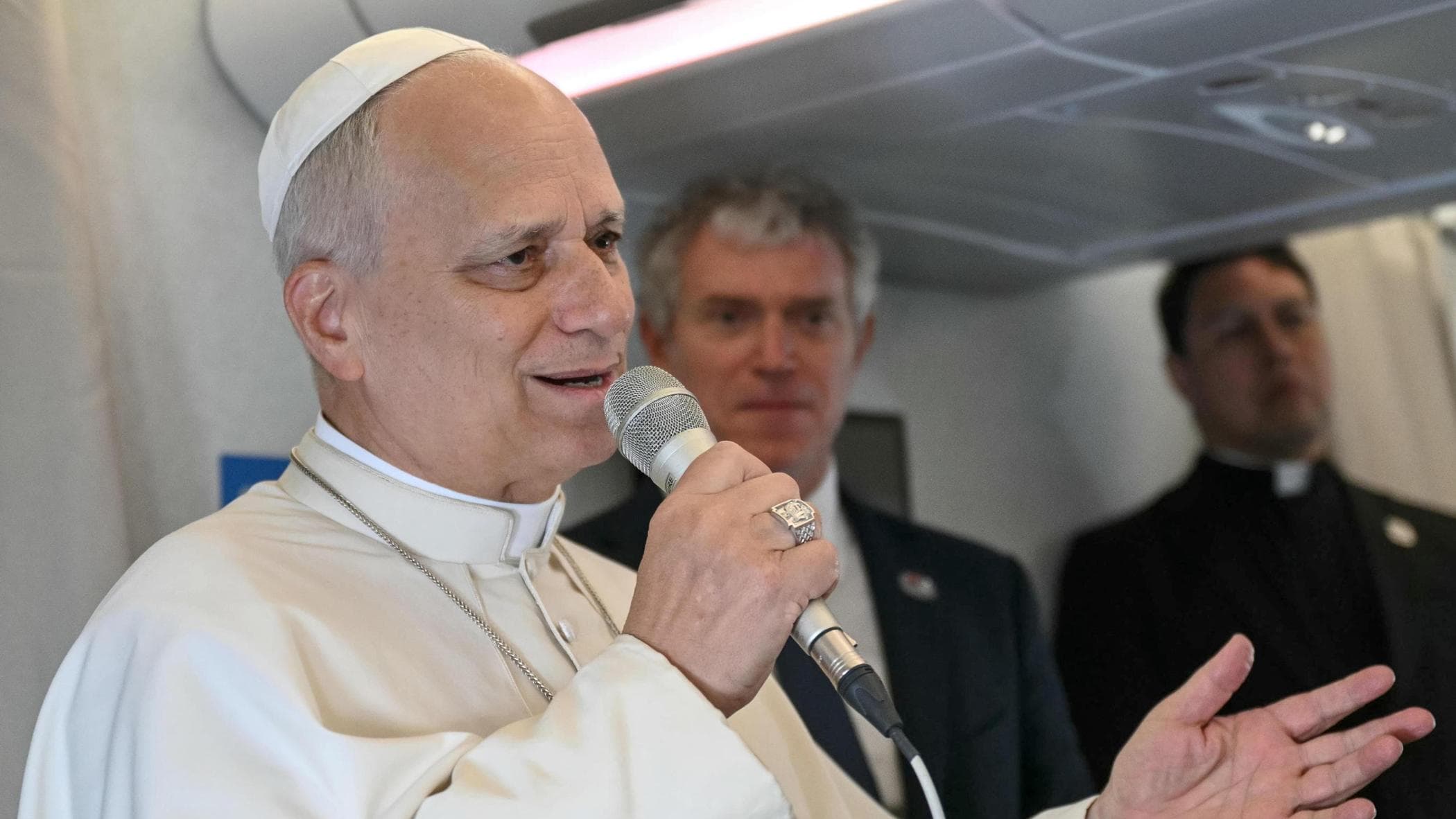 Leone XIV: “Iran, proteggere gli innocenti, non accetto la guerra”. I migranti non sono “animali”