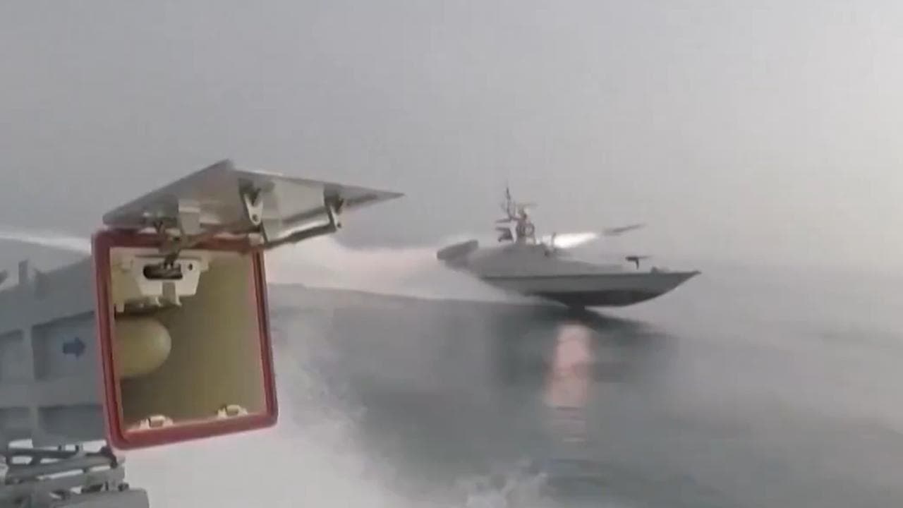 Iran, motoscafi e armi nascosti nei tunnel: la "mosquito fleet" che minaccia le navi a Hormuz