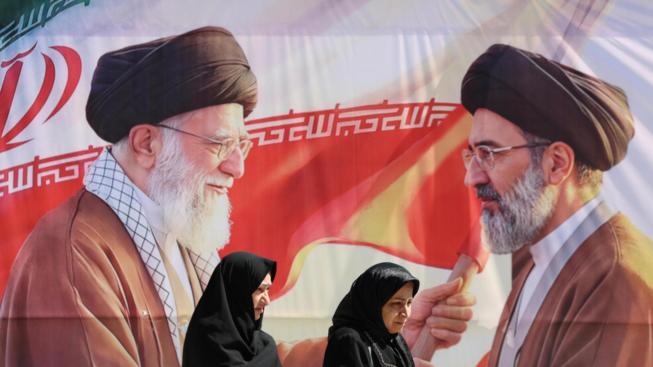 Amputato e incapace di parlare: così Mojtaba Khamenei governa con i pizzini