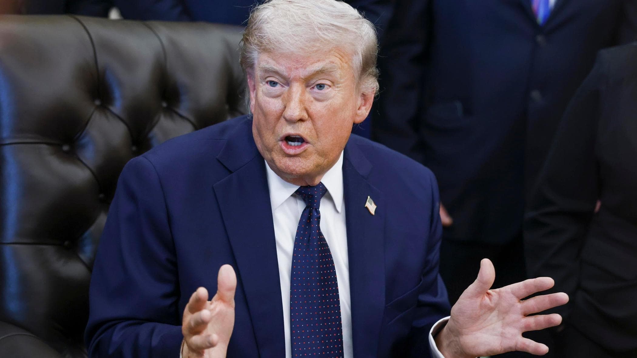 Trump: “Hormuz blindata, distruggeremo i posamine. Ma non userò l’atomica”