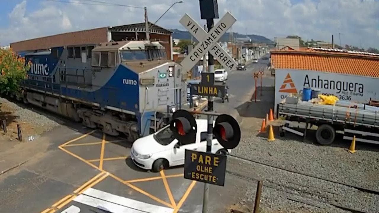 Brasile, auto in panne sui binari, poi il treno: lo schianto è inevitabile, illesi i passeggeri
