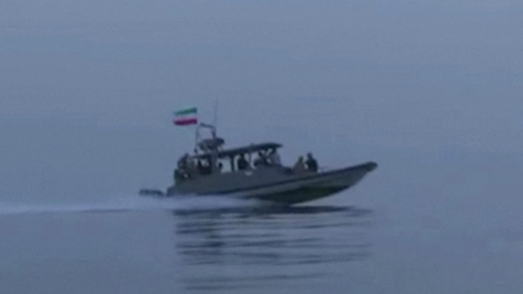 Transponder spenti, pedaggi in cripto, amicizie: trucchi e rischi delle poche navi passate da Hormuz