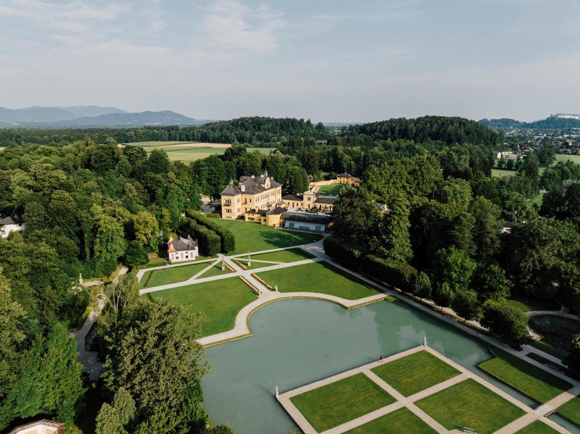 Il palazzo di Hellbrunn, alle porte di Salisburgo (sullo sfondo la Fortezza di Hohensalzburg) © SalzburgerLand Tourismus