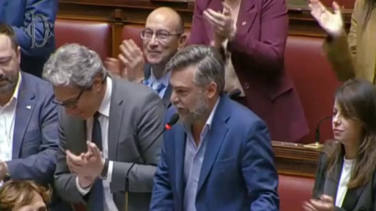 Decreto sicurezza, le opposizioni in aula intonano "Bella Ciao" prima del voto alla Camera