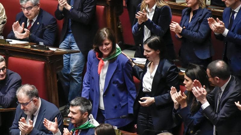 Le opposizioni intonano anche “Bella ciao”. Poi è bagarre