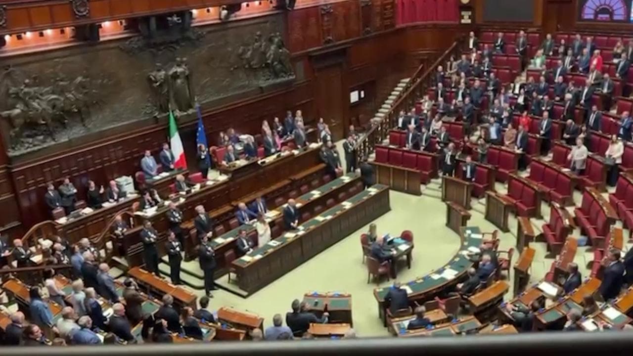 Camera, i deputati in piedi cantano l'inno d'Italia: la Lega e i suoi ministri restano seduti e muti