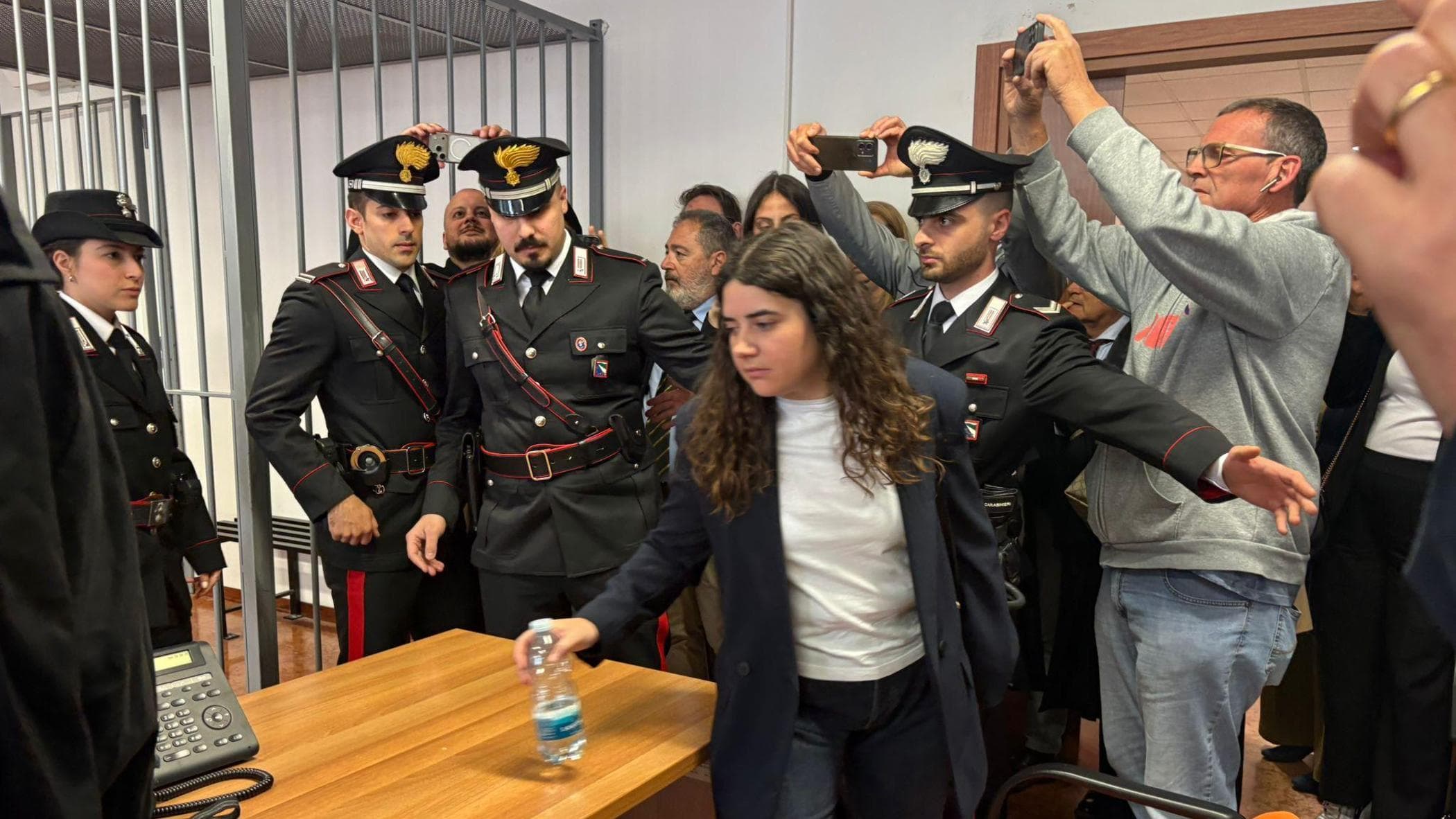 Chiara Petrolini, davanti al verdetto sguardo impassibile e nessuna emozione