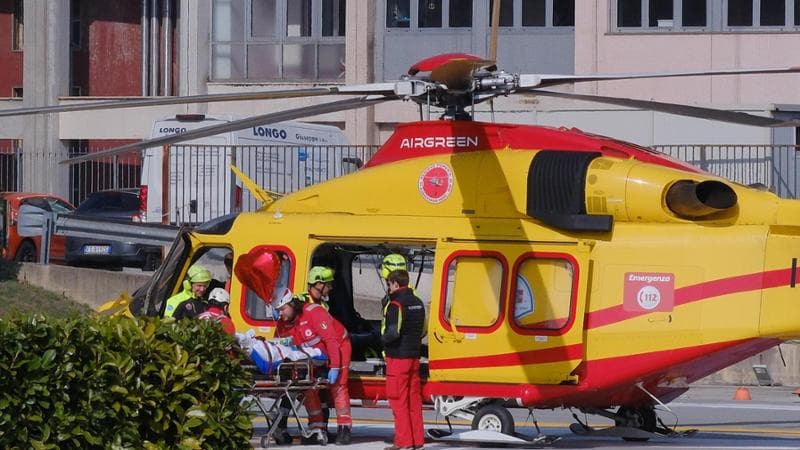 L’arrivo da Zurigo in elicottero di Elsa, la giovane ustionata nell'incendio di capodanno a Crans Montana, trasferita al Cto di Torino in febbraio