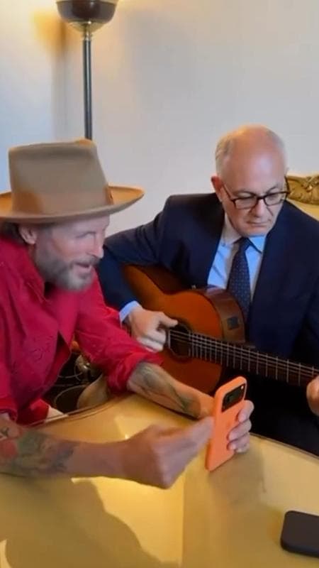 Jam session per Jovanotti e Gualtieri: l'omaggio a Vanoni con la "Samba della rosa"