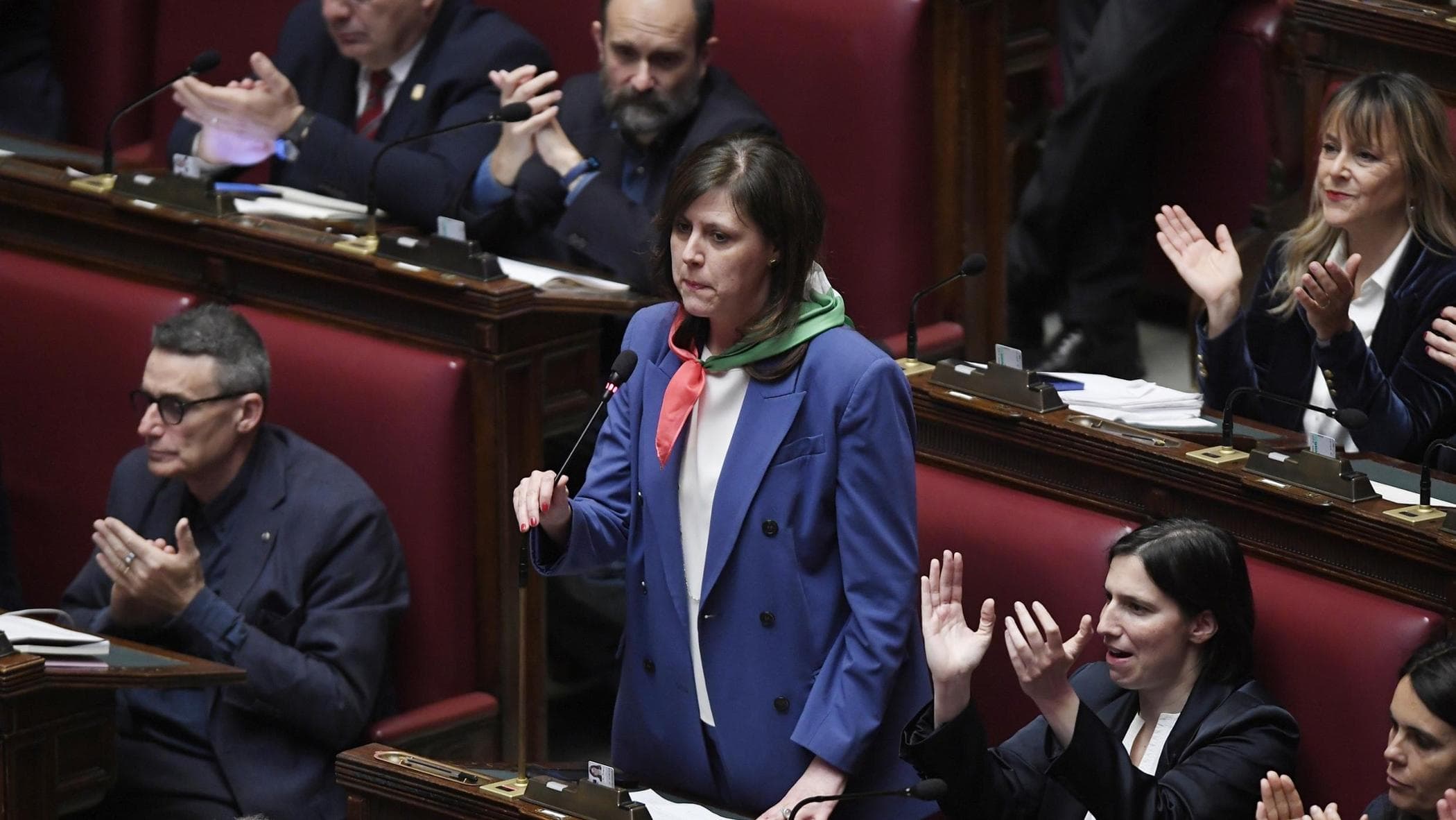 L’opposizione intona “Bella ciao” poi parte l’Inno e tacciono i leghisti