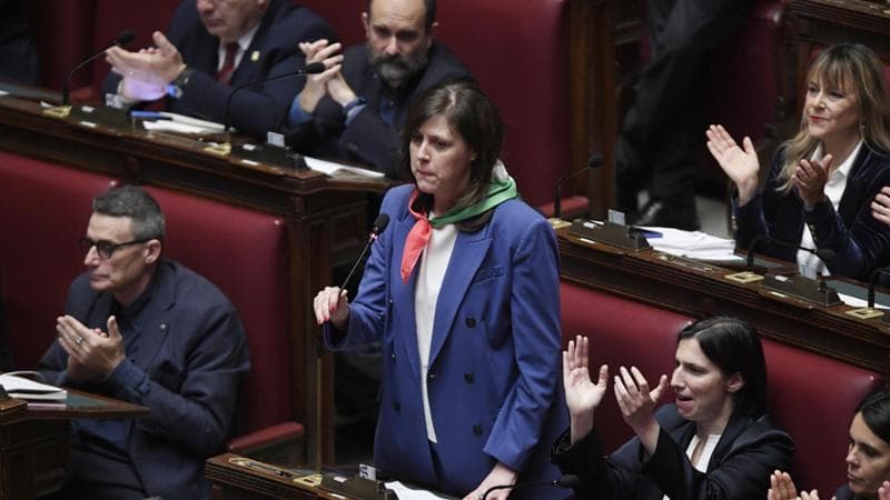 Anteprima: L’opposizione intona “Bella ciao” poi parte l’Inno e tacciono i leghisti
