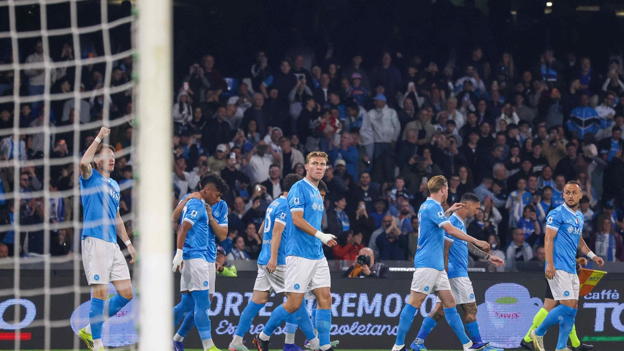 Il Napoli batte 4-0 la Cremonese e rinvia lo scudetto dell'Inter. Conte ...